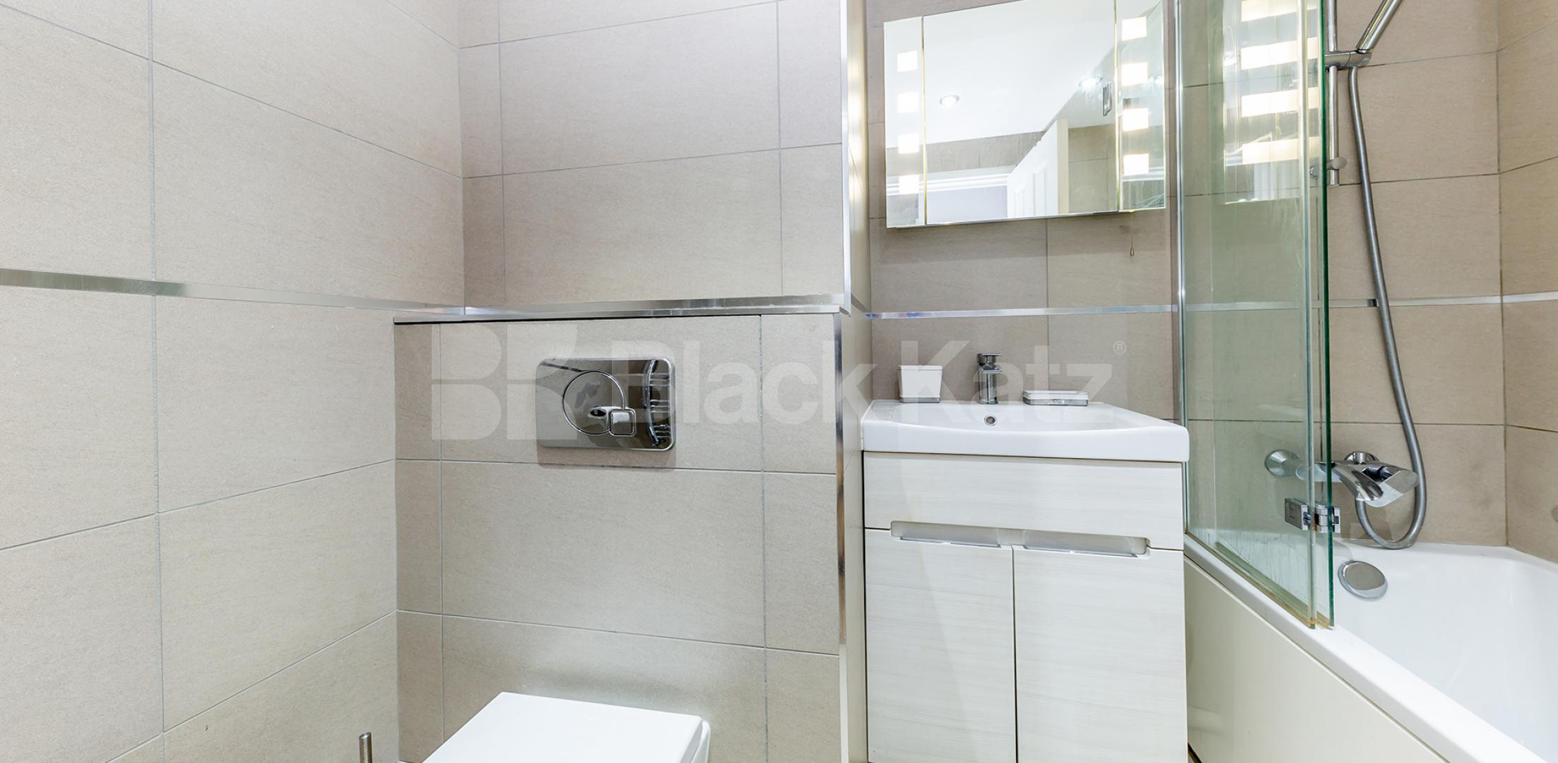 			STUNNING TWO BED!, 2 Bedroom, 1 bath, 1 reception Flat			 Queens Gardens, LANCASTER GATE